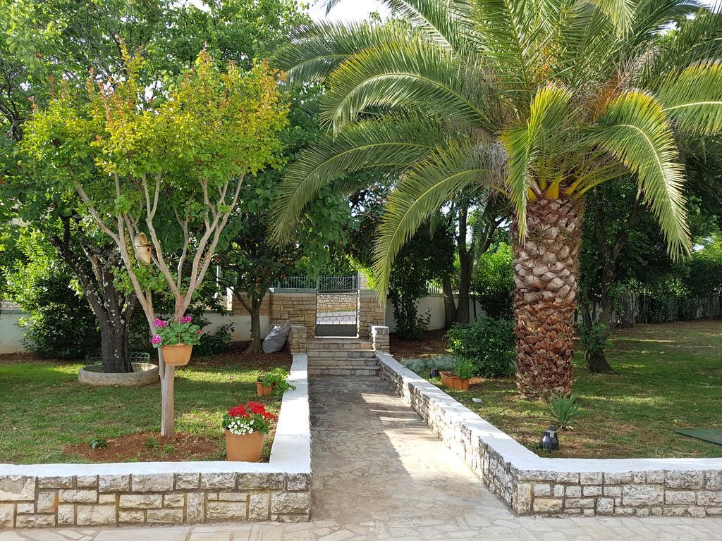 Villa Rosa With Yard And Children'S Playground Tar-Vabriga Екстериор снимка