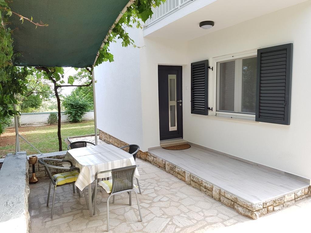 Villa Rosa With Yard And Children'S Playground Tar-Vabriga Екстериор снимка