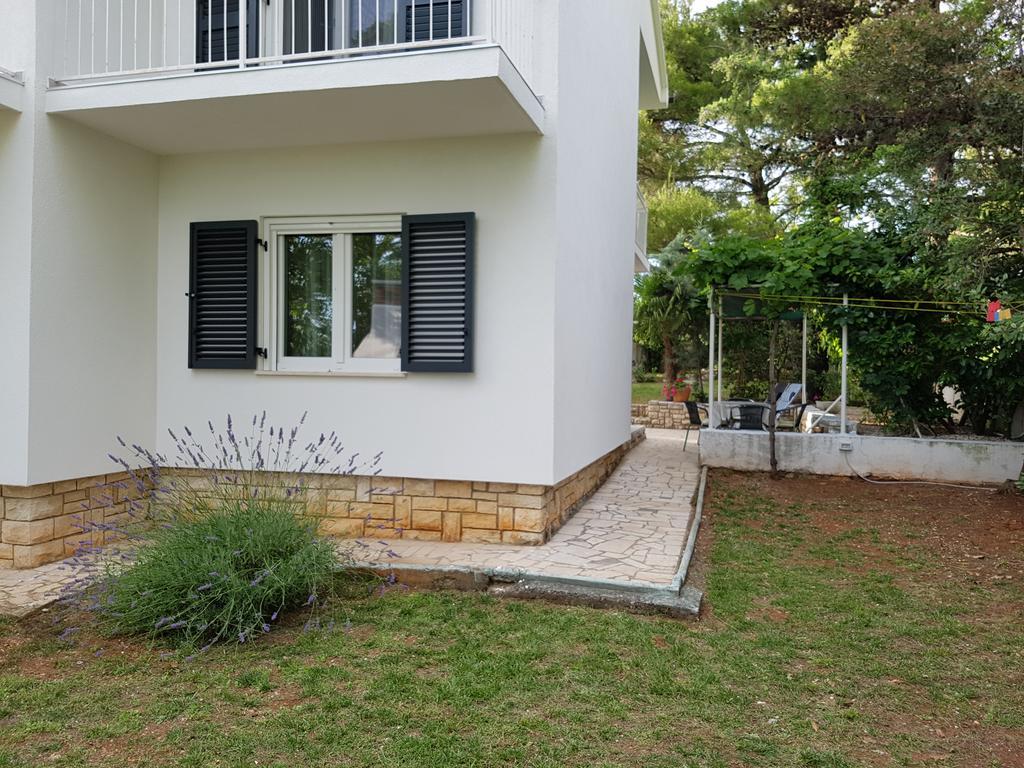 Villa Rosa With Yard And Children'S Playground Tar-Vabriga Екстериор снимка