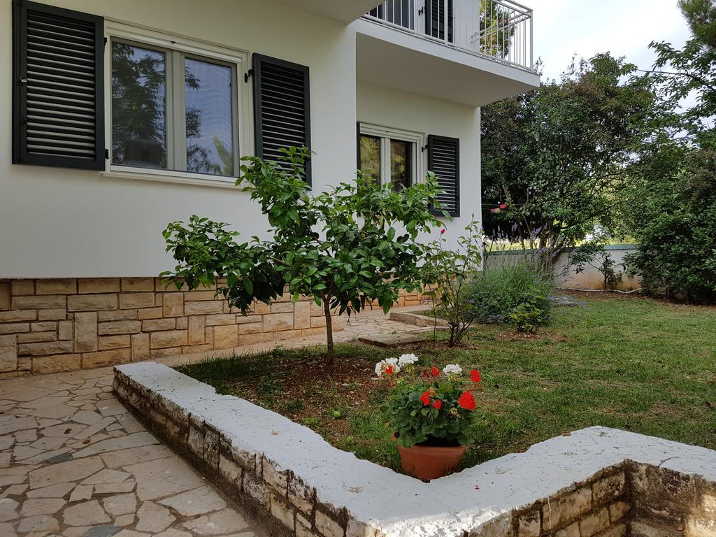 Villa Rosa With Yard And Children'S Playground Tar-Vabriga Екстериор снимка